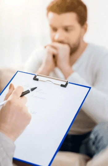 доктор разговаривает с пациентом