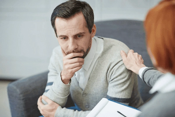 доктор разговаривает с пациентом